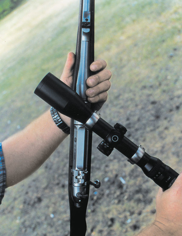 Изображение Поворотный кронштейн позволяет устанавливать и снимать оптику без повторной пристрелки. Фото автора. 