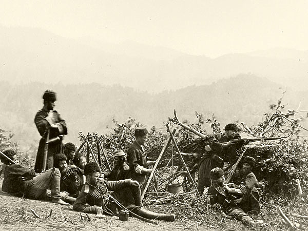 Изображение Казаки на привале. Одни отдыхают, другие в дозоре. Фото сделано в 1900-е годы. Фото автора. 