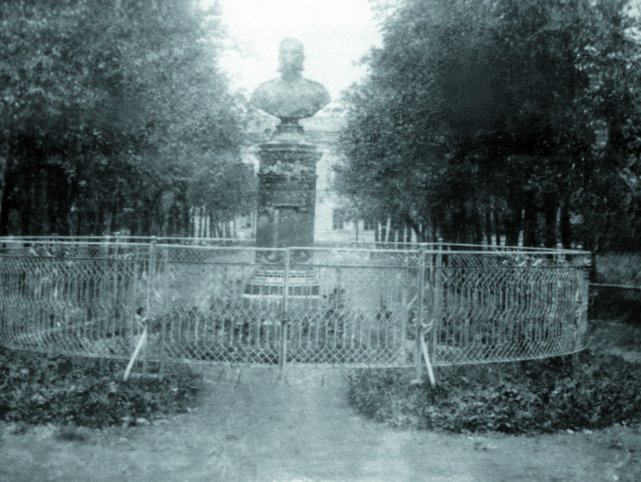 Изображение Памятник Александру II в Лисино. Музей истории российского лесоводства. Фото из архива автора. 