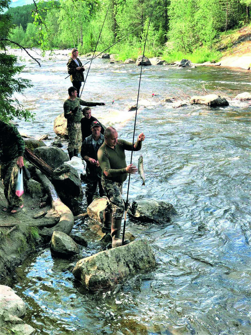 Изображение Рыбалка горбуши на реке Колвице. Фото автора. 