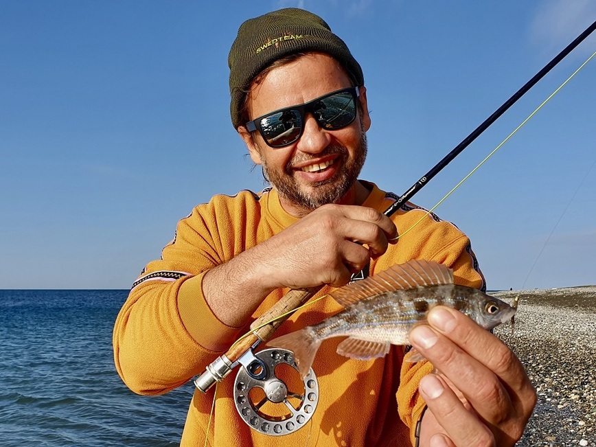 Изображение Счастливое лицо рыбака, который поймал свою первую в жизни рыбу нахлыстом. Фото: Шеляга Геннадия. 