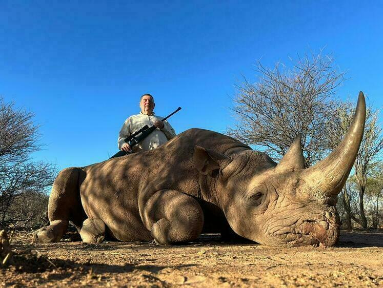Изображение Российский охотник добыл в Африке черного носорога и бурую гиену