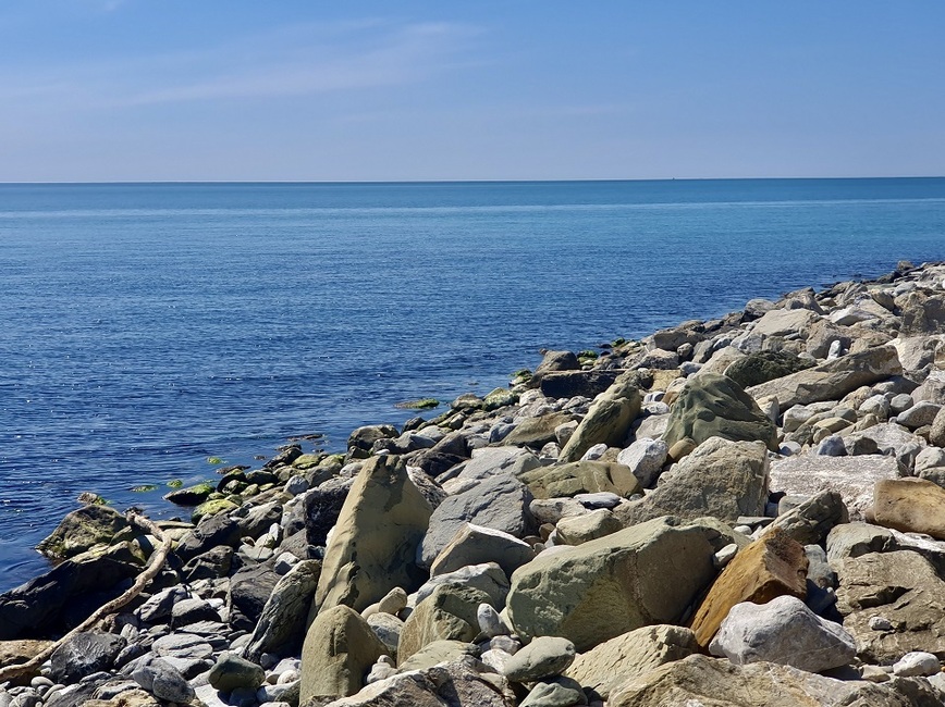 Изображение Идеальная прозрачность моря делает спиннинговые приманки более видимыми с большого расстояния. Фото: Шеляга Геннадия. 
