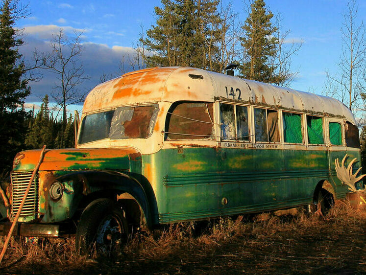 Изображение Легендарный охотничий автобус Аляски. История одного покойника