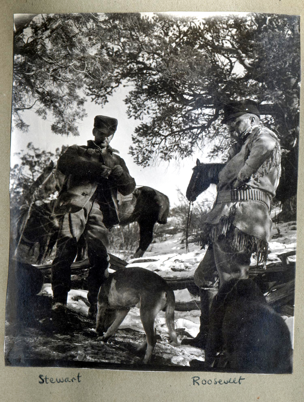 Изображение Перерыв во время охоты. Теодор Рузвельт (справа). Библиотека колледжа Колорадо 