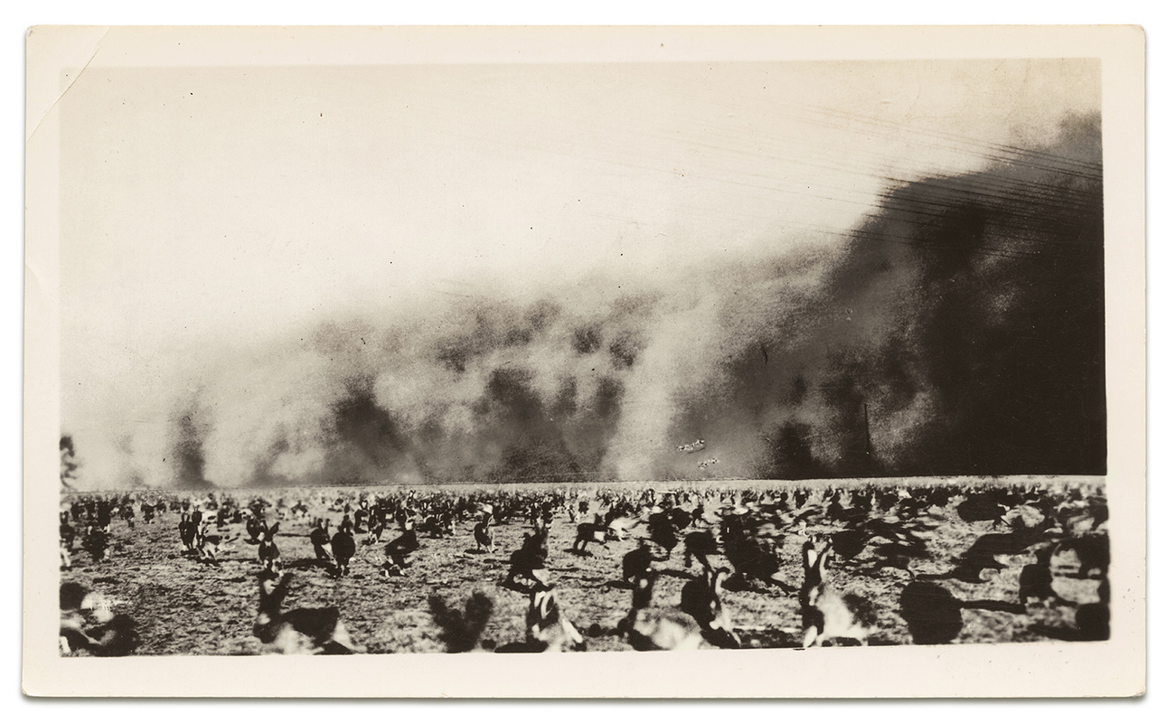 Изображение Фотография, на которой запечатлена группа людей и автомобилей на фоне приближающейся пыльной бури недалеко от Тайрона, Канзас (1935 год) 